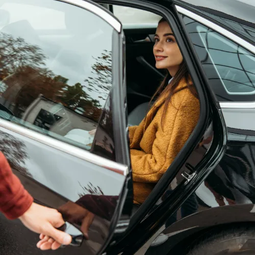 reserver chauffeur vtc a cannes femme passagere